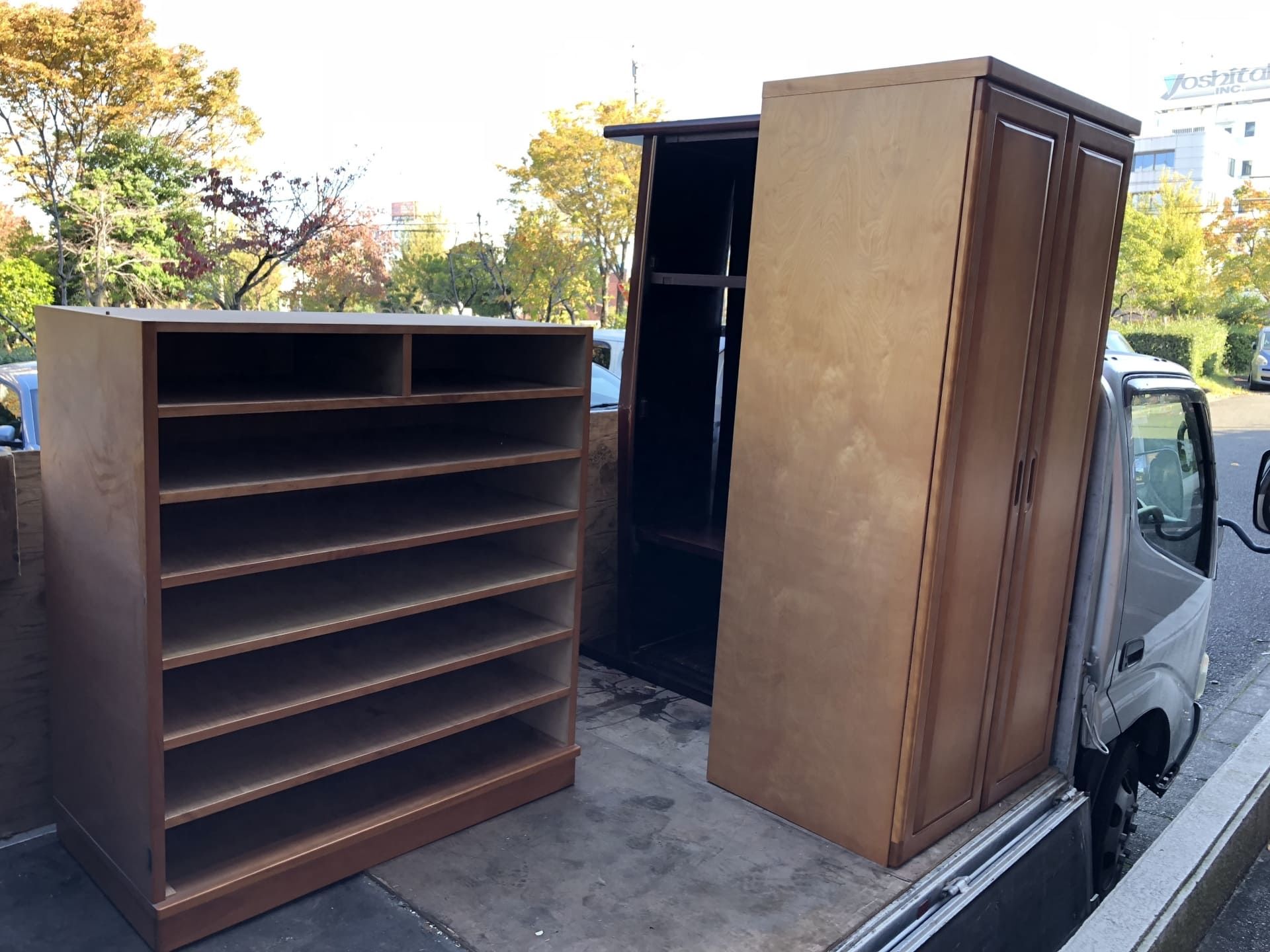 タンスにトラックをのせる