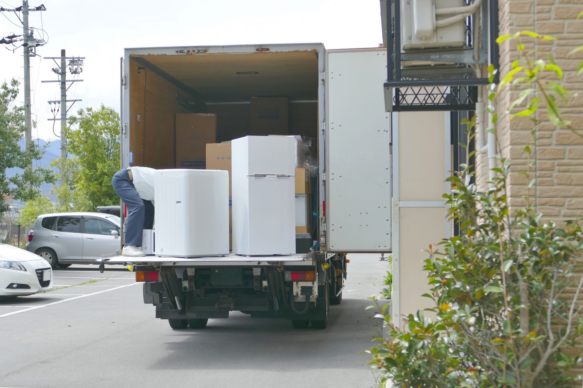 トラックに荷物をのせる