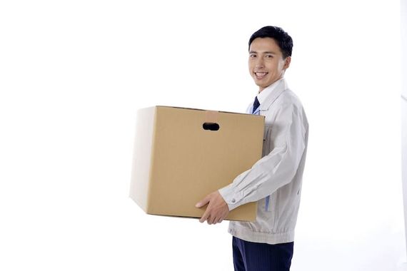 ダンボールを運ぶ